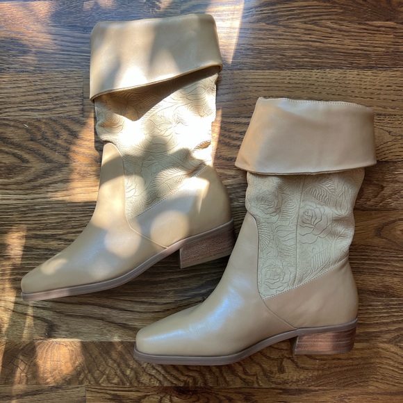 Markon size 8 leather/suede upper boho rose embossed suela boots. Never worn. - Picture 2 of 6